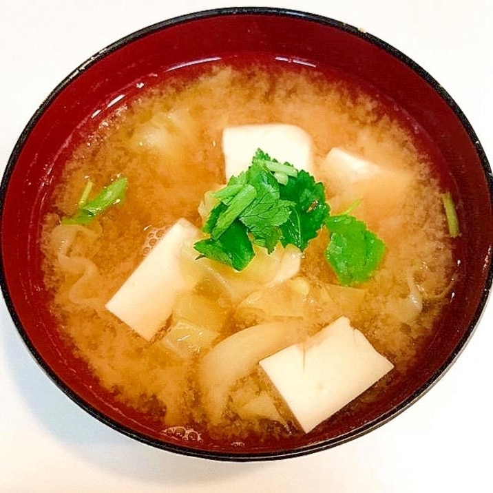 大量消費にどうぞ♪キャベツと豆腐の味噌汁